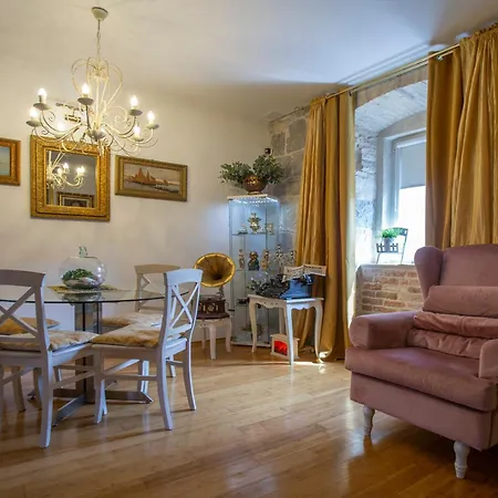 스플릿 시어터 아파트먼트