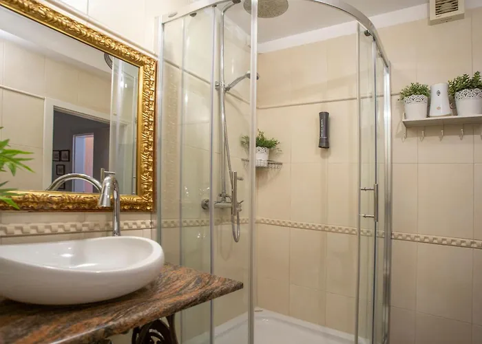 스플릿 시어터 아파트먼트 *