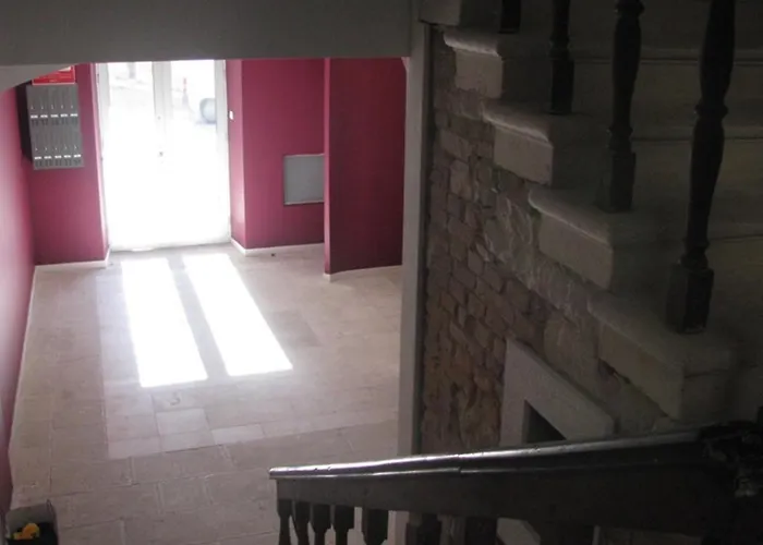 스플릿 시어터 아파트먼트