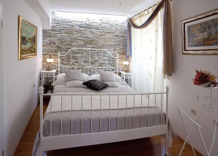 스플릿 시어터 아파트먼트 아파트