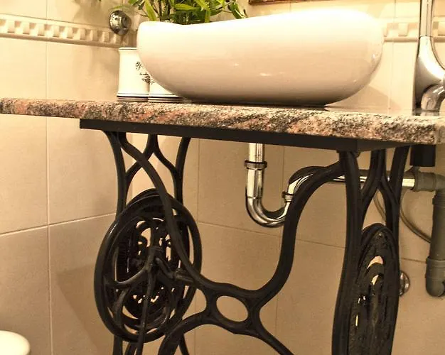 스플릿 시어터 아파트먼트 *