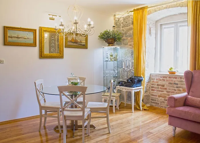 스플릿 시어터 아파트먼트 아파트 *