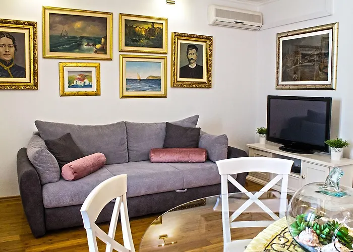 스플릿 시어터 아파트먼트