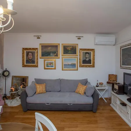 Theatre Apartment *