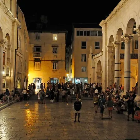 Апартаменти Theatre