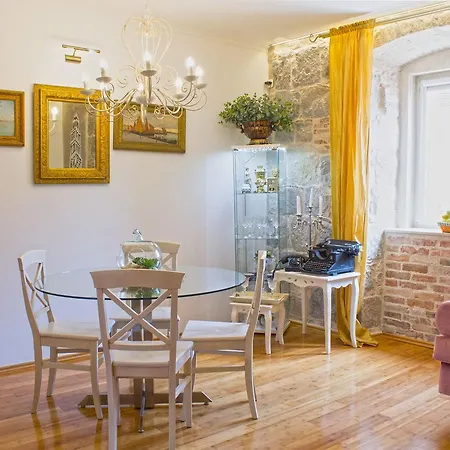 Theatre Apartment *
